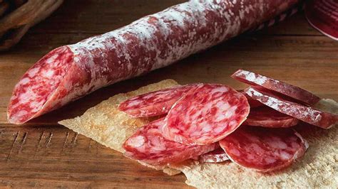 fotografía de fuet con su característica capa de moho blanco