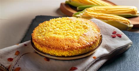 fotografía de un pastel de choclo recién horneado, dorado y burbujeante