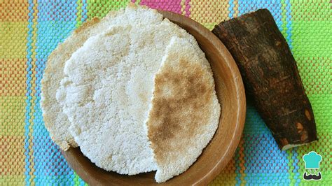 Comunidades indígenas procesando yuca para hacer casabe