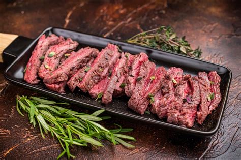 Fotografía de un corte de entraña sellado a la parrilla, mostrando el interior rosado y jugoso.