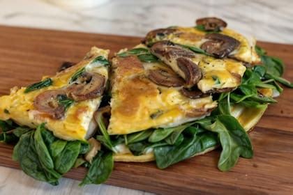 Plato de omelette con champiñones y hierbas frescas
