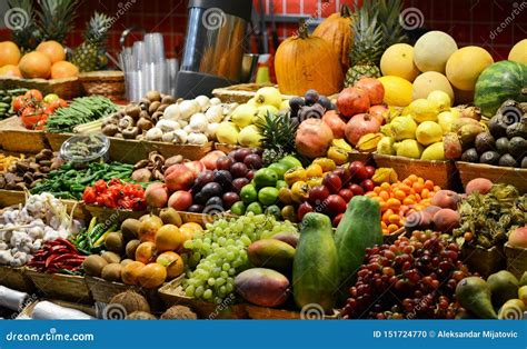 Foto de diversas frutas y verduras frescas y coloridas