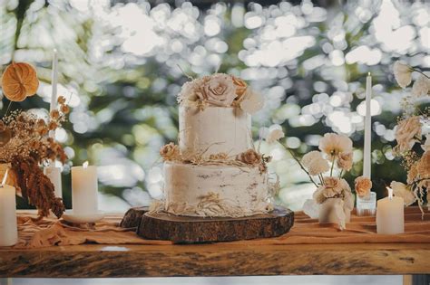 Ejemplos de mesas de pastel de boda decoradas con diferentes estilos