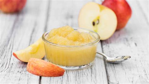 comparativa visual de tres bizcochos: con huevo, con compota de manzana y con semillas de chía