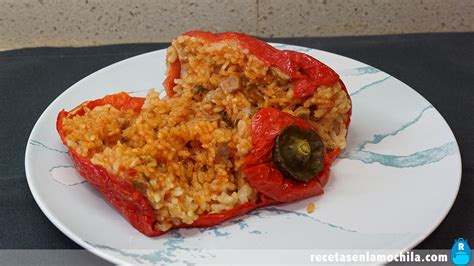 pimientos rellenos de carne y arroz en una bandeja