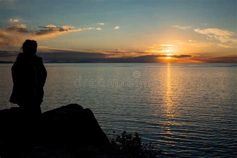 Ilustración de una persona mirando hacia el horizonte con un rayo de sol, simbolizando esperanza y gratitud