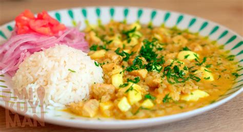 Guiso de trigo peruano cremoso con ají amarillo y queso fresco, decorado con hierbas.