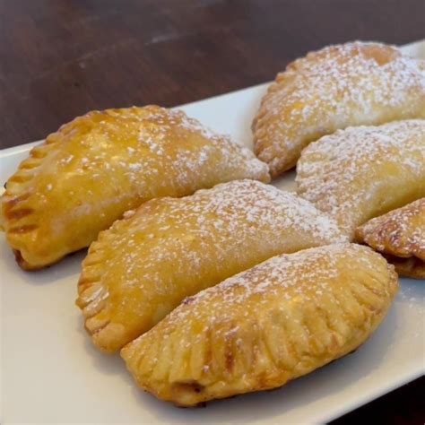 Empanadas de manzana doradas y recién horneadas con un toque de dulzura
