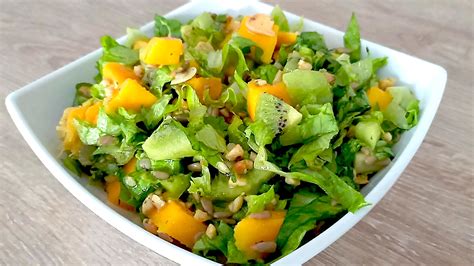 Primer plano de una ensalada fresca con diversos toppings, como semillas y frutos secos.