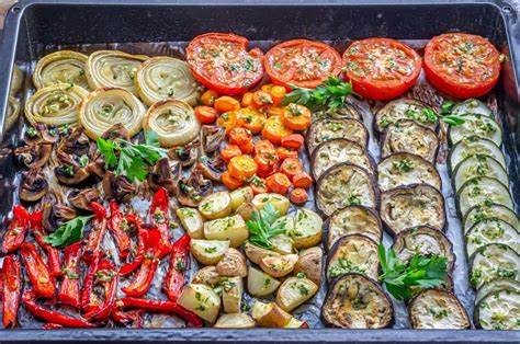 Verduras asadas en una bandeja de horno antes de triturar