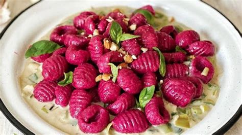 Ñoquis de remolacha caseros servidos con salsa