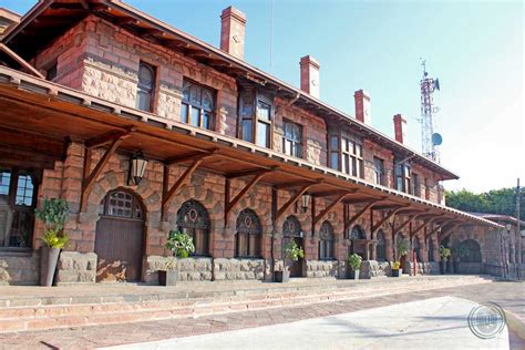 Fotografía de la antigua estación de trenes de Manzanar con su arquitectura característica.
