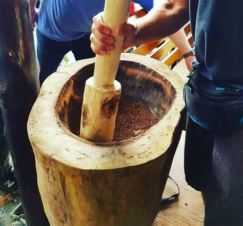 Plátanos hervidos listos para ser majados en un pilón