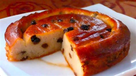 Fotografía cenital de una torta de pan recién horneada con una textura dorada y miga húmeda