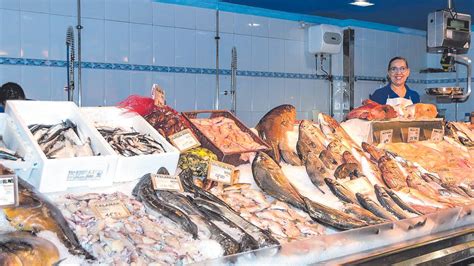 Productos frescos en la sección de pescadería de un supermercado Jumbo, mostrando variedad y presentación