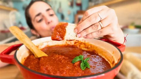 Mesa con ingredientes frescos para salsa de tuco: tomates, cebolla, ajo, zanahoria, pimiento