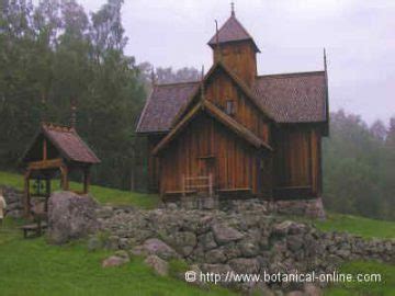 Iglesia de madera de Uvdal (Noruega) cubierta con brea de pino