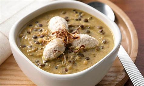 Sopa cremosa de lentejas con quenelles de pollo emplatada