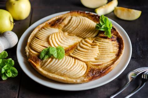 Imagen de rodajas finas de manzana rociadas con jugo de limón en un bol.