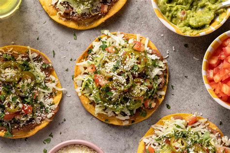 Tostada mexicana con todos los toppings