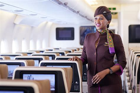 Avión de Alitalia con distintivos de Etihad Airways, reflejando su alianza y propiedad parcial.