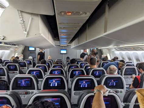 Interior de la cabina Magnifica de Alitalia, mostrando asientos reclinables y servicio premium.