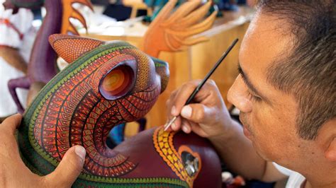 Fotografía de artesanos oaxaqueños trabajando con barro negro, mostrando diferentes etapas del modelado.