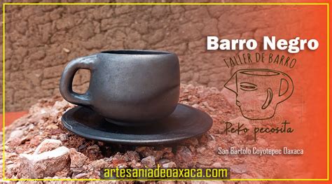 Detalle de una pieza de barro negro pulido, mostrando su brillo y textura característica.