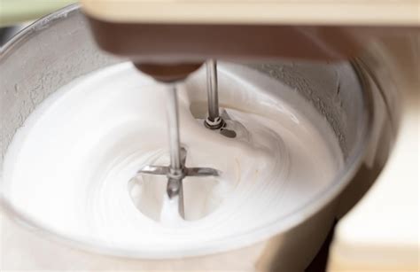 Proceso de elaboración de merengue con batidora eléctrica