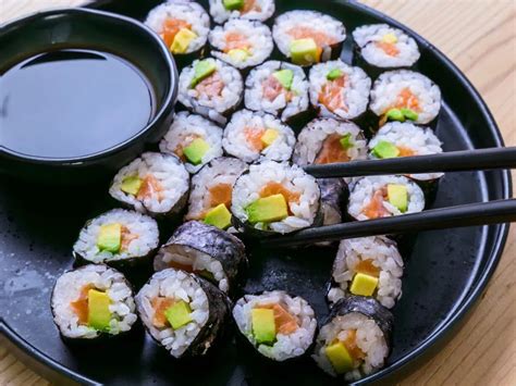 Foto: Maki de sushi recién cortado, mostrando la uniformidad del rollo