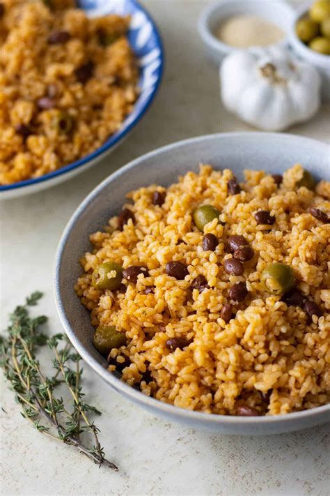 Plato de arroz con habichuelas servido con acompañamientos tradicionales