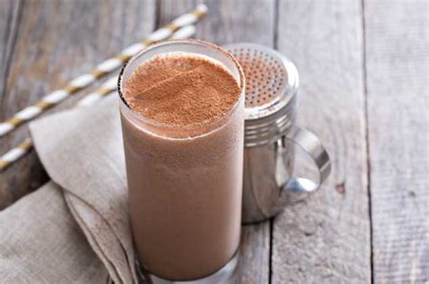Vaso de bebida de chocolate frío con especias