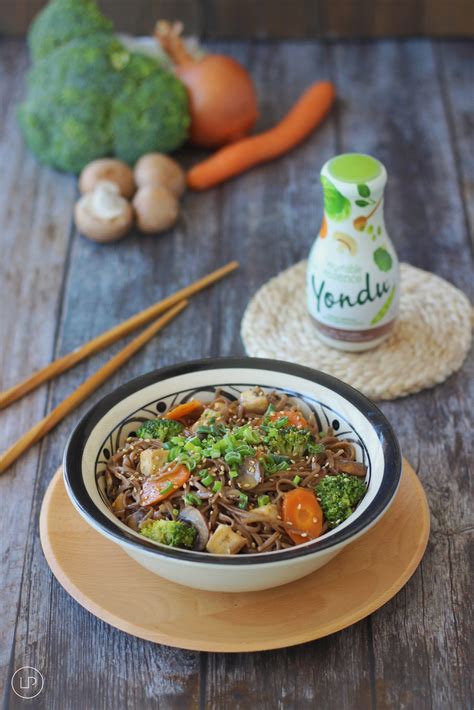 wok con fideos soba, brócoli, zanahorias, jengibre y salsa de soja