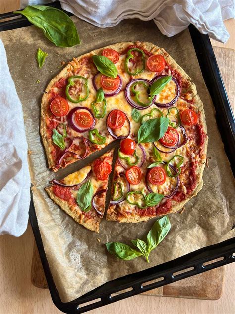 Pizza con base de garbanzos y topping de vegetales