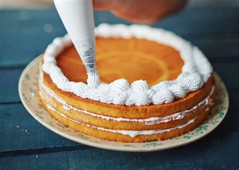 Diagrama mostrando los pasos para alisar una torta con crema de mantequilla.
