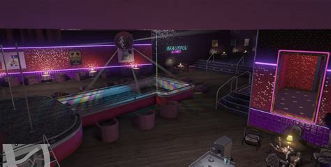 Interior del club Vanilla Unicorn en GTA V mostrando el escenario principal