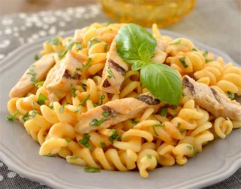 Plato de pasta con salsa de durazno y chipotle, decorado con albahaca