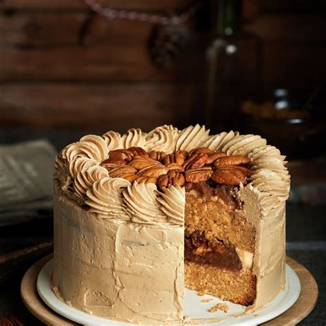 pastel de sirope de arce y nueces pecanas, decorado con nata montada y nueces pecanas