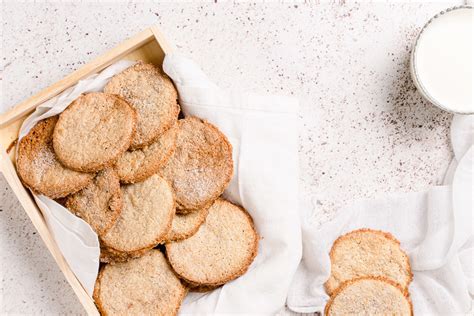 galletas de plátano y sirope de arce, con forma irregular y espolvoreadas con canela y azúcar