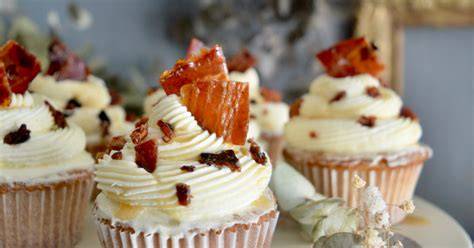 cupcakes de sirope de arce con bacon caramelizado, decorados con crema y trocitos de bacon