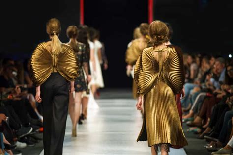 Foto de la réplica de la pasarela de moda de Debbie Wingham, adornada con diamantes y figuras de alta costura.
