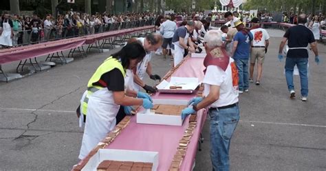 Imagen de la línea de tartas más larga creada en Valladolid, España.