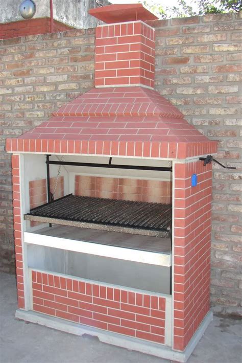 Fotografía de una parrilla terminada combinando ladrillo visto con acabados de revoque y campana de extracción