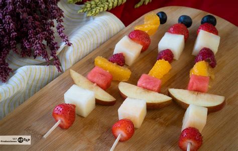 Brochetas de frutas variadas con malvaviscos