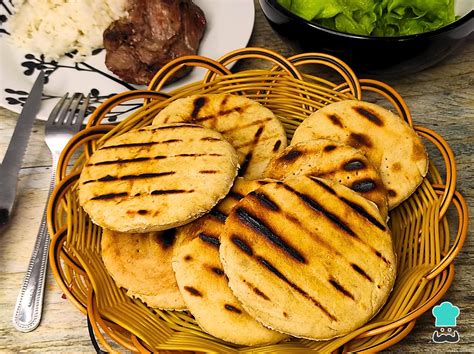 Imagen de churrascas artesanales de coco recién salidas del horno, con una textura dorada y crujiente.