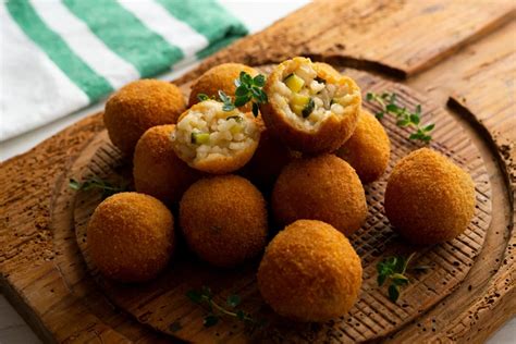 Imagen de arancini dorados y crujientes.