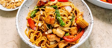 Ingredientes frescos para fideos salteados con pollo