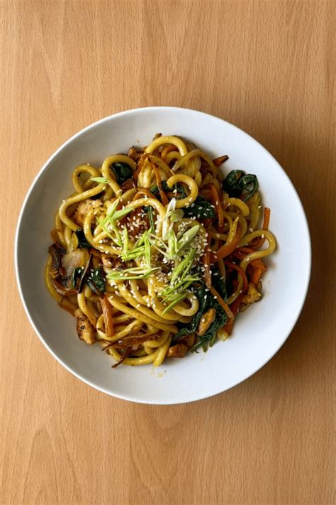 Detalle de fideos udon y trozos de pollo