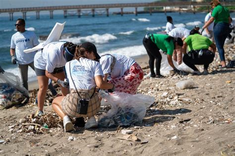 foto de actividades de limpieza de playas o donación de equipos de protección personal en comunidades costeras
