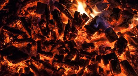 Esquema explicativo sobre la formación de brasas ideales para barbacoa